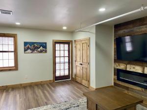 a living room with a fireplace and a tv at Luxury 1 Bedroom Lodge Unit 301 in Wilmington