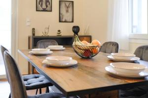 DoukádesSofia's House的木桌,盘子和一碗水果