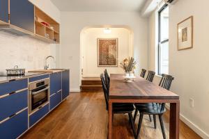 Una cocina y un comedor con mesa y sillas. en Walk to ALL - Washington Park - Gorgeous 2BR Condo, en Cincinnati 20 fotos más