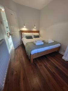 トルーンにあるThe Wee House -Coorie Doon Staysのベッドルーム1室(大型ベッド1台付) +7枚の写真