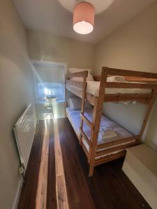 トルーンにあるThe Wee House -Coorie Doon Staysの二段ベッドが2つある部屋