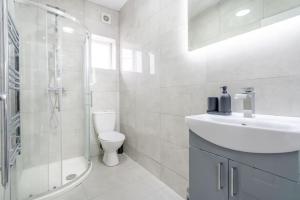 a bathroom with a toilet and a sink and a shower at Stylish 2-bed Apartment, Sleeps 4, Central Location, Free Parking, Fast Internet in Sheffield