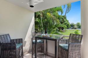 ポートダグラスにあるBeachLuxe Sunseeker, Sublime Tropical Apartmentの窓のあるパティオ(テーブル、椅子付) +47枚の写真