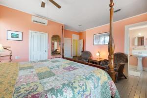 1 dormitorio con 1 cama grande y lavamanos en Historic Island Hotel, en Cedar Key