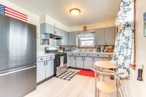 Η κουζίνα ή μικρή κουζίνα στο Less Than 1 Mi to Route 66 Home with Large Yard!