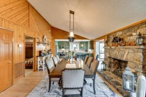 Χώρος καθιστικού στο Hot Tub and Mtn Views! Rumbling Bald Resort Cabin