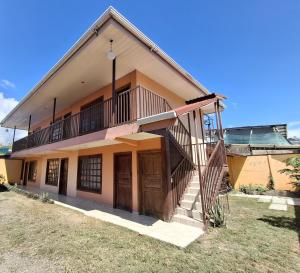 una casa con un balcón encima en Apartamentos Quepos Malichita Studio, en Quepos