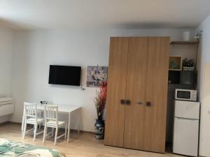 萨莱诺Marisa Holiday House Apartment Cetara Sea View的厨房配有餐桌旁的木制橱柜 更多31张照片