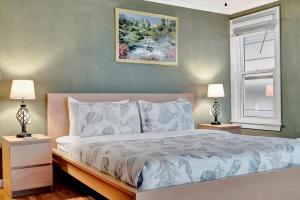 Voodi või voodid majutusasutuse Stones Throw Beachfront Premier Suite #4 VIEWS toas