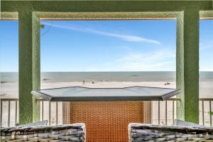 uitzicht op het strand vanaf het balkon van een strandhuis bij Stones Throw Beachfront Premier Suite #4 VIEWS in Clearwater Beach