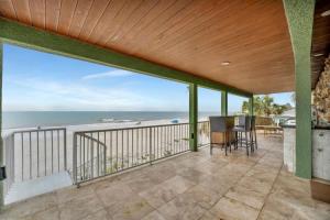een balkon met uitzicht op de oceaan bij Stones Throw Beachfront Premier Suite #4 VIEWS in Clearwater Beach