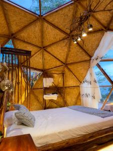 Postel nebo postele na pokoji v ubytování Los Glampings De Taytamaki