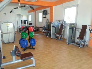 ein Fitnessstudio mit einem Haufen Ausrüstung in einem Zimmer in der Unterkunft Passiflora House - Basilicata in Sant’Angelo
