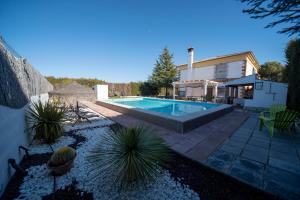 Bazén v ubytování Casa rural Granada Los Corralillos de Pepa nebo v jeho okolí