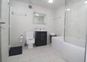 Koupelna v ubytování 2br 2bath Flat In Central Preston For 5 Guests