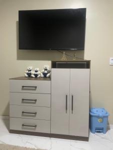 a flat screen tv on top of a dresser at Casa linda pra alugar na COP 30 in Belém