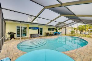 una piscina cubierta con techo abierto en Sunny South Daytona Home with Pool and Grill!, en South Daytona