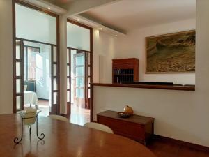 Un comedor con una mesa y un cuadro en la pared. en Veranda Liberty, luxury apartment, en La Spezia 17 fotos más