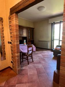 sala de estar con mesa y pared de ladrillo en Diamond House, en Virgilio