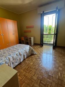 1 dormitorio con 1 cama y puerta a un balcón en Diamond House, en Virgilio