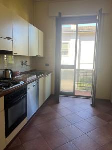 Una cocina con gabinetes blancos y un horno de estufa. en Diamond House, en Virgilio