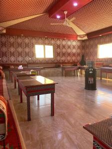 Posezení v ubytování Al Jawhara Luxury Camp