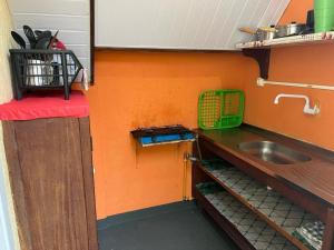 eine Küche mit Spüle und Arbeitsplatte in der Unterkunft Chalemar Itanhaém in Itanhaém + 2 Fotos
