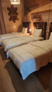 Postel nebo postele na pokoji v ubytování Joumaira room Beach