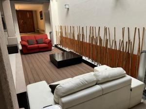 una sala de estar con un sofá y una silla en Casa Elizabeth, en Oaxaca City