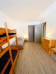 Posteľ alebo postele v izbe v ubytovaní Résidence Les Aloubiers - Chaleureux trois pièces au pied des pistes MAE-3504