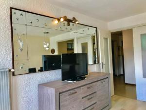 Televízia a/alebo spoločenská miestnosť v ubytovaní Résidence Le Meridien - Appartement 6 personnes, à quelques pas du centre de Villard de Lans MAE-3574