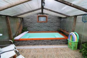 Фотография из галереи Estudio Interior con Baño Privado en Casa Frente al Mar Piscina temperada compartida в городе Ленка