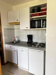 Kuchyňa alebo kuchynka v ubytovaní Résidence Le Grand Adret - Deux pièces proche centre MAE-3734