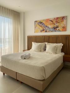 ein Bett mit zwei Handtüchern darauf in einem Schlafzimmer in der Unterkunft U-GO Baia Kristal: Modernes Oasis in Cartagena in Los Arrayanes + 155 Fotos