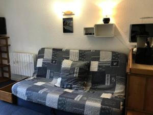 韦尔科尔地区科尔朗松Résidence La Grande Traversee - Charmant studio pied des pistes MAE-3824的卧室里有一张床，床上有一条毯子