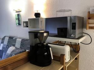 韦尔科尔地区科尔朗松Résidence La Grande Traversee - Charmant studio pied des pistes MAE-3824的架子上的咖啡壶和微波炉 更多7张照片