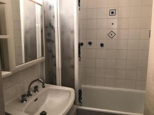 韦尔科尔地区科尔朗松Résidence La Grande Traversee - Charmant studio pied des pistes MAE-3824的带水槽、淋浴和浴缸的浴室