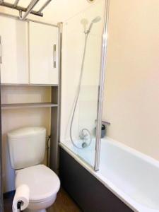 łazienka z toaletą i wanną w obiekcie Résidence Les Arolles - Studio pied des pistes MAE-3974 w mieście Villard-de-Lans