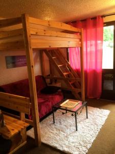 Ένα ή περισσότερα κρεβάτια σε δωμάτιο στο Résidence Herbouilly - Coquet studio pied des pistes MAE-3944