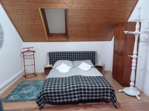 Postel nebo postele na pokoji v ubytování Revans teázó apartman- belváros