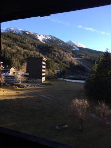 韦尔科尔地区科尔朗松Résidence Carette - Joli studio pied des pistes MAE-4044的享有带建筑和山脉的田野景致 更多2张照片