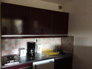 韦尔科尔地区科尔朗松Résidence Carette - Joli studio pied des pistes MAE-4044的配有黑色橱柜和台面的厨房