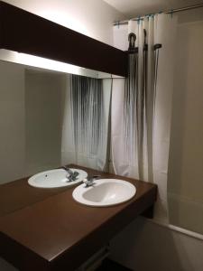 韦尔科尔地区科尔朗松Résidence Carette - Joli studio pied des pistes MAE-4044的浴室设有水槽、镜子和淋浴