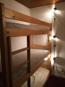 韦尔科尔地区科尔朗松Résidence Carette - Joli studio pied des pistes MAE-4044的房间里有几张双层床