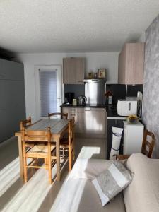 kuchnia ze stołem i jadalnią w obiekcie Résidence Les Quatres Saisons - STUDIO VILLAGE CORRENCON MAE-4124 w mieście Corrençon-en-Vercors