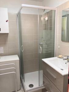 łazienka z prysznicem i umywalką w obiekcie Résidence Les Quatres Saisons - STUDIO VILLAGE CORRENCON MAE-4124 w mieście Corrençon-en-Vercors