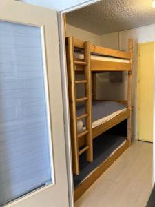 Łóżko piętrowe w pokoju z oknem w obiekcie Résidence Les Quatres Saisons - STUDIO VILLAGE CORRENCON MAE-4124 w mieście Corrençon-en-Vercors