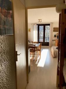 pokój ze stołem i jadalnią w obiekcie Résidence Les Quatres Saisons - STUDIO VILLAGE CORRENCON MAE-4124 w mieście Corrençon-en-Vercors
