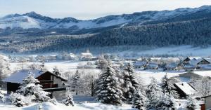 wioska pokryta śniegiem z górami w tle w obiekcie Résidence Les Quatres Saisons - STUDIO VILLAGE CORRENCON MAE-4124 w mieście Corrençon-en-Vercors +2 zdjęcia