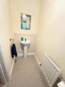 FrizingtonにあるLinga House - 3 Bedrooms - Sleeps 5の洗面台と鏡のあるバスルーム +34枚の写真